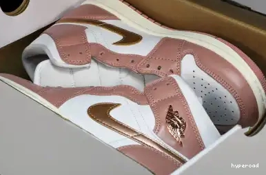 Hyperoad Mid Stardust” SE“Red Jordan Air 1 0425